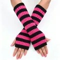 Detailansicht der pink-schwarz gestreiften, fingerlosen Strickstulpen für Damen - Einheitsgröße / Schwarz+Rosarot
