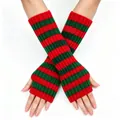 Makroansicht von rot und grün gestreiften fingerlosen Strickhandschuhen für Winter - Einheitsgröße / Rot+Grün
