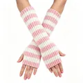 Detailansicht der rosa-weiß gestreiften Strick-Armstulpen mit fingerlosem Design - Einheitsgröße / Rosa + Weiß