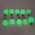 Detail van glow-in-the-dark knijpspeelgoed in de vorm van een gloeilamp in een donkere kamer. - Lichtgevende Gloeilamp