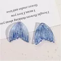 Blaue durchscheinende Harz-Meerjungfrauenschwanz-Anhänger für Ohrringe und Haarschmuck. - 1 Stück / Saphirblau