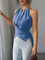 Détail d'un haut bleu dos nu sans manches avec taille croisée et perles décoratives. - Bleu saphir