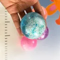 Blauer durchscheinender handgefertigter Glitzer-Squeeze-Stressball zum Stressabbau - Goldstaub Knusprige Kugel Blau Stil / Mit Schutzbox