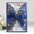 Elegante invitación de boda azul marino corte láser con flores y lazo raso - Azul Fantasma