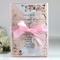 Elegante invitación de boda rosa cortada con láser con lazo de satén y tarjeta floral - Rosa Claro