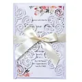 Elegante invitación de boda blanca cortada con láser con lazo crema y flores - Blanco