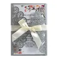 Elegante invitación de boda plateada cortada con láser con lazo de cinta crema y flores - Gris Plata
