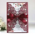 Elegante invitación de boda burdeos cortada con láser con lazo e inserto floral - Rojo Oscuro