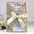 Elegante invitación de boda dorada cortada con láser con un gran lazo de cinta blanca. - Oro Champaña