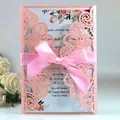 Elegante tarjeta de invitación de boda rosa cortada con láser con inserto floral y lazo - Rosa