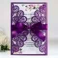 Elegante tarjeta de invitación de boda morada cortada con láser con lazo de satén - Púrpura profundo