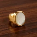 Elegante goudkleurige roestvrijstalen ring met een ovale inleg van witte parelmoer - US 10 / Gouden Schelp