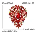 Vista dettagliata della lussuosa spilla in vetro rosso con dimensioni 8,5x6,5 cm e pes - Oro KC - Rosso (2809-RD)