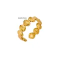 Gros plan détaillé d'une bague coquillage en acier inoxydable plaqué or 18k de 6mm - Style de Texture Festonnée en Vagues (G125708)