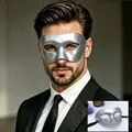 Detailansicht einer silbernen Herrenmaske, getragen von einem Modell mit Produkteinsatz. - Einheitsgröße / Flacher Stil / Silber