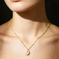 Elegante collar de cadena de cuentas doradas con colgante de concha blanca para mujer - Cadena Dorada con Concha 1 (NS-0085)