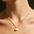 Elegante collar de cadena de satélite dorada con un colgante de concha blanca fina - Cadena Hecha a Mano con Concha 2 (NS-0085)