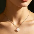 Elegante collar de cadena satélite de plata con colgante de trébol blanco en modelo - Cadena Plateada con Trébol (NS-0085)
