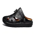 Cómodas sandalias de playa informales de cuero negro para hombre sobre fondo blanco - 38 / Negro
