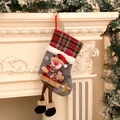 Festlicher karierter Weihnachtssocken mit 3D-Schneemann am Kamin aufgehängt - Grauer Schneemann