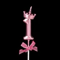 Roze kroon getal 1 verjaardagskaars met roze strik en metallic afwerking - Kroon Strik Nummer Kaars - Roze - 1