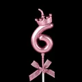 Metalen roze verjaardagskaars nummer 6 met kroon en decoratieve glitterstrik versiering - Kroon Strik Nummer Kaars - Roze - 6