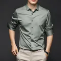 Chemise d'affaires haut de gamme en satin de soie vert olive à manches longues pour homme - Vert clair