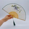 Handgefertigter Faltfächer mit Suzhou-Stickerei, lila Blumen und einem Bienenmuster - 6 Zoll / Duftende Wisterie