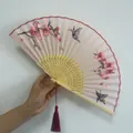Traditioneller Fächer aus Suzhou mit Stickerei, rosa Blumen und Bambusrippen - 6 Zoll / Pfirsichblüten und Schmetterling
