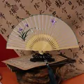 Handgefertigter Suzhou-Stickerei-Seidenfächer mit lila Orchideen auf Bambusrippen - 6 Zoll / Orchidee und Schmetterling (A13)