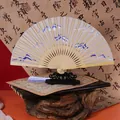 Traditioneller Suzhou-Stickerei-Faltfächer mit Bergmotiven und Bambusrahmen - 6 Zoll / Tausend-Li-Landschaft (A13)