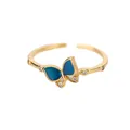 Primer plano detallado del anillo de mariposa en esmalte azul con baño de oro y piedras circón - Dorado / Estilo Mariposa Pave de Esmalte Azul Oscuro (JZ2771G)