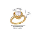 Detailansicht eines vergoldeten verstellbaren Rings mit herzförmigem weißem Zirkon - Herzweißer Zirkonia Pavé-Stil (G124433)