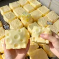 Handgemachtes quadratisches gelbes Käse-Baustein-Quetschspielzeug zum Stressabbau - Käse-Stil (Knusprige Block-Version) / Unabhängige Verpackung (7cm) / Hellgelb
