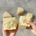 Juguete antiestrés hecho a mano con forma de bloque de queso amarillo sensorial - Queso (7cm) / Sonido Crujiente