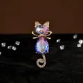 Primer plano de broche de gato con cristales púrpuras y diamantes - Broche de Gato Lindo con Strass