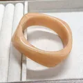 Bracelet jonc élégant en résine marbrée avec un design carré ondulé de couleur beige - Abricot Rose