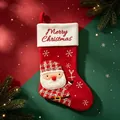 Roter Weihnachtsstrumpf mit gesticktem Weihnachtsmann und Merry Christmas Aufschrift - Roter Karo-Weihnachtsmann / Rot