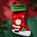 Festlicher Weihnachtssocken mit Weihnachtsmann-Stickerei und Merry Christmas Text. - Schneemann Weihnachtsmann / Rot