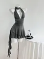 Vestido corto sexy gris con cuello halter sin mangas y tachuelas plateadas en un maniquí - Gris oscuro