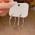 Unregelmäßig gedrehte silberne Creolen für Damen mit modischem Minimalist-Design - Verdrehte unregelmäßige Creolen (E6050) / Silber