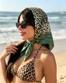 Eleganter Seidenschal mit Leopardenmuster und grünem Rand für Damen am Badestrand - 70x70cm / Grünes Leopardenmuster