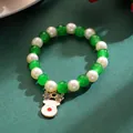 Detailaufnahme eines Weihnachts-Perlenarmbands mit süßem Rentier-Emaille-Anhänger - Schlitten Rentier Stil (WG-1355) / Grün/Weiß