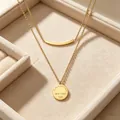 Zweilagige 18k vergoldete Titanstahlkette mit gebogenem Stab und rundem Anhänger - Zweischichtige Halskette mit runder Platte und Smiley-Bogenstab (OYSN029GL)