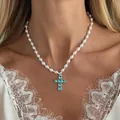 Vintage-Stil Perlen-Halskette mit einem türkisblauen Kristall-Kreuz-Anhänger für Damen. - Kreuz-Edelstein-Perlen-Choker (08002) / Silber-Blau