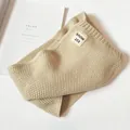 Weicher Waffelstrick-Babyschal in Beige mit modischem MOVE EST-Aufnäher für den Winter - Wabenstil / Beige
