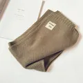 Gemütlicher brauner Strickschal für Babys mit MOVE EST Patch für den Winter - Wabenstil / Khaki