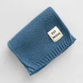 Weicher gestrickter Baby-Halswärmer in Blau mit EST MOVE-Patch für den Winter - Wabenstil / Blau