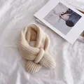 Weicher cremefarbener gerippter Strick-Halswärmer für Babys im Winter - Gekreuzt / Beige