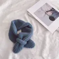 Weicher blauer Kinderstrickschal mit Rippstruktur und Knotendesign für kalte Wintertage - Gekreuzt / Blau
